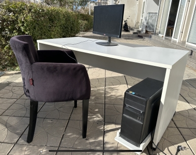 Dva kompjutera, dva radna stola i dvije fotelje