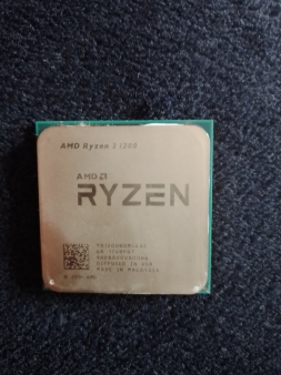 Prodajem procesor AMD Ryzen 3 1200 + kuler