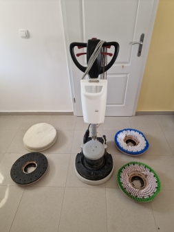 Mašina za pranje i poliranje podova