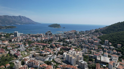 Urbanizovani plac 3.000 m² sa projektom i pogledom na more, Budva – Izvanredna investiciona prilika!