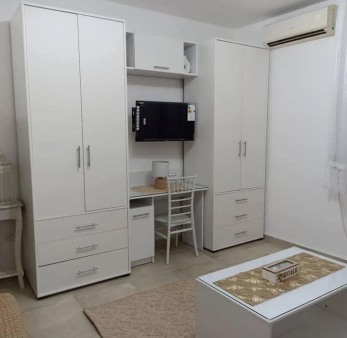 Prodaje se i izdaje, komplet namještena garsonjeru, sa terasom. Prvi sprat, renovirana, 34m2. Novi u