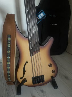 Bass gitara 