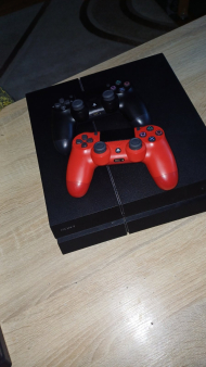 PlayStation 4 sa vise igrica i dzojstikom