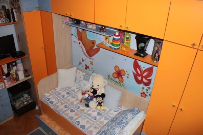 Prodaje se komplet dječja soba zajedno sa tepihom, draperijom i zavjesom kao nova