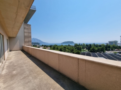 Dvosoban stan 100m2 sa pogledom na more,na fantastičnoj lokaciji na bulevaru Jadranski put u Budvi.