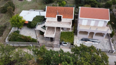 Na prodaju luksuzna dvospratna kuća 220m2 sa pogledom na more,na periferiji Budve,Krimovica.