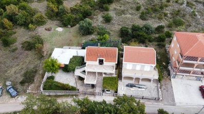 Na prodaju luksuzna dvospratna kuća 220m2 sa pogledom na more,na periferiji Budve,Krimovica.