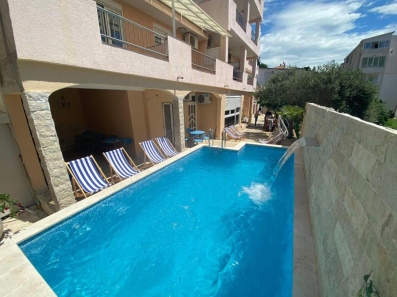 Izdavanje apartmana u luksuznoj vili sa bazenom na samo 200m od mora,Petrovac-Budva (NA PERIOD DO 01.06.2023)