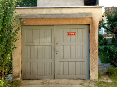 Trazim garazu na Pobrezju, Podgorica