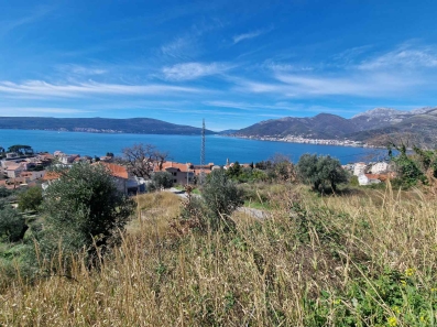 Zemljiste 1800m2 sa ucrtanim projektom za izgradnju 3 vile u mestu Donja Lastva, Tivat, sa predivnim pogledom na more i Porto Montenegro.