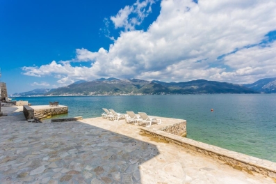 Tivat,Krasici-Ekskluzivna kamena vila na prvoj liniji mora
