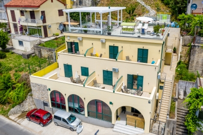 Ekskluzivna vila apartmanskog tipa na prvoj liniji do mora u Meljinama, Herceg Novi