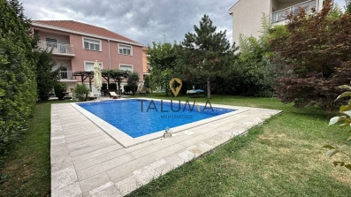 Izdaje se kuća sa bazenom površine 340m2, Gorica C | ID: T 418