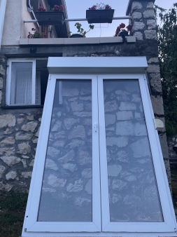 Balkonska dvokrilna vrata sa roletnom