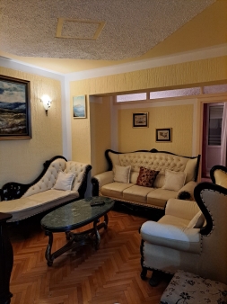 Izdaje se komforan dvosoban stan na najpoželjnijoj lokaciji na Cetinju