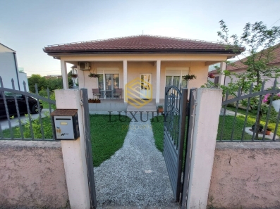Izdaje se trosobna kuća u Tološima-Podgorica