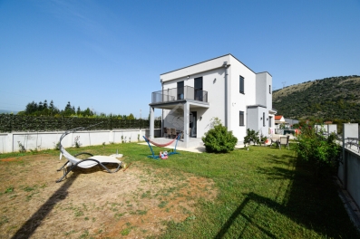 Porodična kuća 210m2 na placu od 1000m2, Tološi - Podgorica