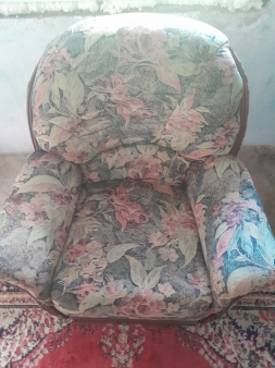 Fotelja sa cvjetnim ukrasima