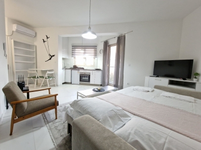 Izdaje se studio apartman u Budvi (Na duzi period)