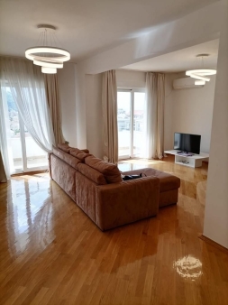 Moderno opremljen trosoban stan 140m2,Babilonija-Budva