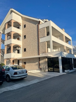 Za izdavanje poslovni prostor 110m2, Mrcevac, Tivat