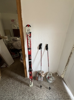 Muške skije + stapovi za skijanje 