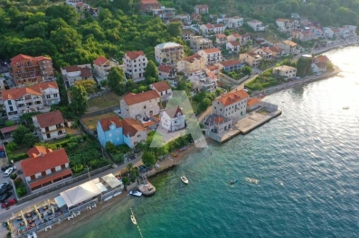 Trospratna kuća na obali mora u Stolivu-Kotor