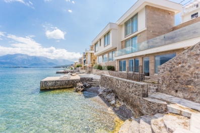 Tivat,Krasici-Luksuzna moderna vila na prvoj liniji mora