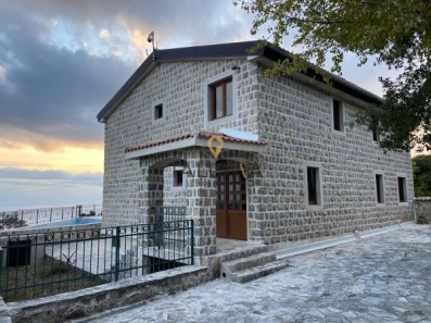 Prodaje se luksuzna vila 466m2+588m2, Petrovac, Budva | ID: ML 441