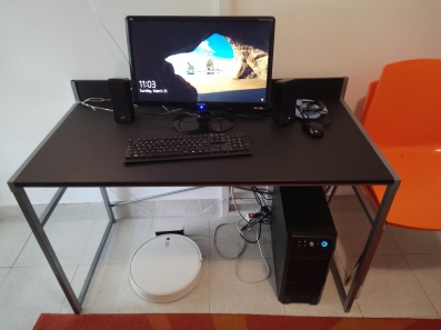 PC, monitor, sto za kompjuter,, tastatura i mis