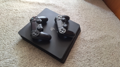 PS4 slim sa dva džojstika odlično očuvan