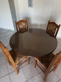 Trepezarijski sto i stolice