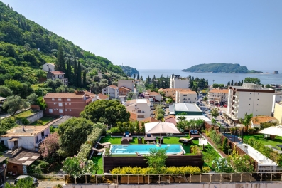 Budva-Luksuzni Penthouse sa Panoramskim Pogledom na More i Krovnim Bazenom