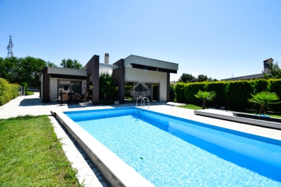 Kuća 150m2 sa bazenom na placu 1.200m2, Tološi - Podgorica