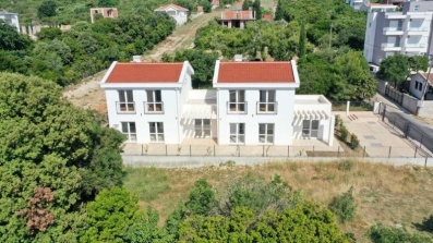 <p>Prodaje se <strong>vila</strong>, površine <strong>200m2</strong> u mjestu <strong>Kunje </strong>u <strong>Baru</strong>. </p>