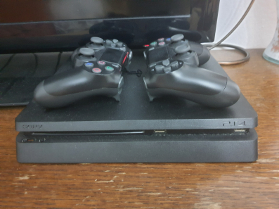 PlayStation 4 sa 19 igrica i Fifa 24