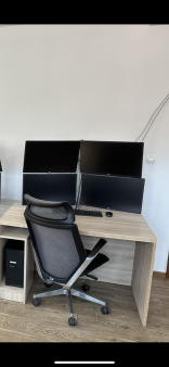 Četiri monitora, kompjuter, drzac za monitore, stolica