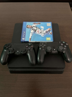 Play Station 4 sa dva dzojstika 