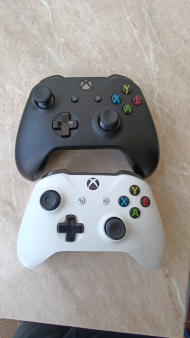 X box one s sa 10 igrica i 2 kontrolera