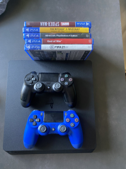 Playstation 4 (1 terabite), 2 dzojstika, 5 igrica