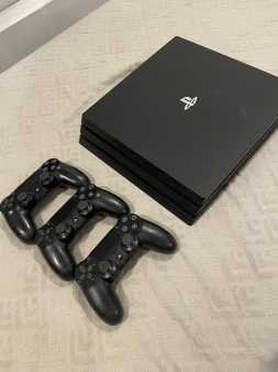 Playstation 4 pro, 3 dzojstika i igrice