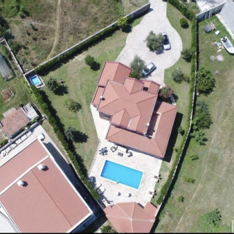 Kuća sa bazenom, 330m2 + 1373m2 plac, Golubovci, Izdavanje