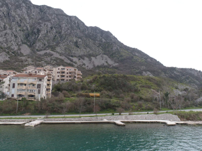 Ekskluzivna Ponuda-Atraktivan Plac 2.200m2 na Prvoj Liniji do Mora u Risnu, Kotor