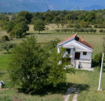 Kuca, 80m2 na placu 4500m2 i dva pomoćna objekta, Kosic, Danilovgrad, Prodaja