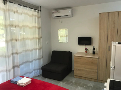 Moderno opremlje studio apartman u Rafailovicima (na duzi period)