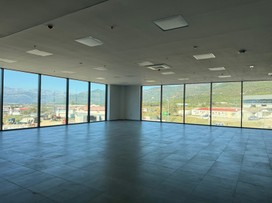 Atraktivna Ponuda – Poslovni Prostor 600m2 za Izdavanje u Novom Šoping Centru, Kotor (Radanovići)