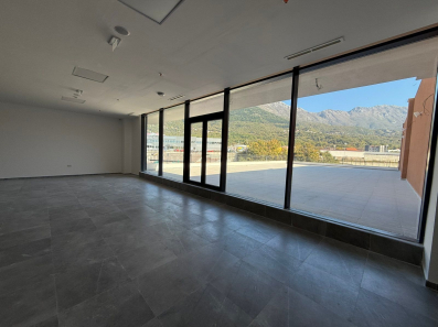 Atraktivna Ponuda – Poslovni Prostor (Igraonica) 160m2 + 200m2 terase u Novom Šoping Centru, Kotor (Radanovići) -IZDAVANJE NA DUZI PERIOD