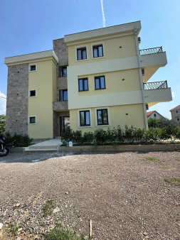 Ekskluzivna Ponuda Stanova u Novoj Zgradi, 150m od Mora, Tivat (Jednosoban 44m² + 91m² Bašta) sa Parking Mestom i Bez Poreza od 3%