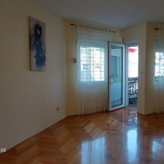 Prodaje se duplex Stan u Bloku 9, 65m2. Stan se nalazi na 4. Spratu.  Sastoji se od dva hodnika,dva