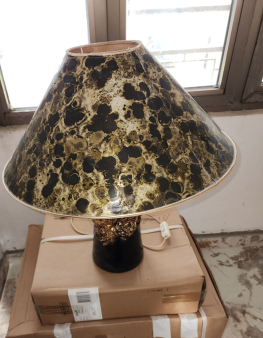 Lampa u crnoj i zlatnoj nijansi